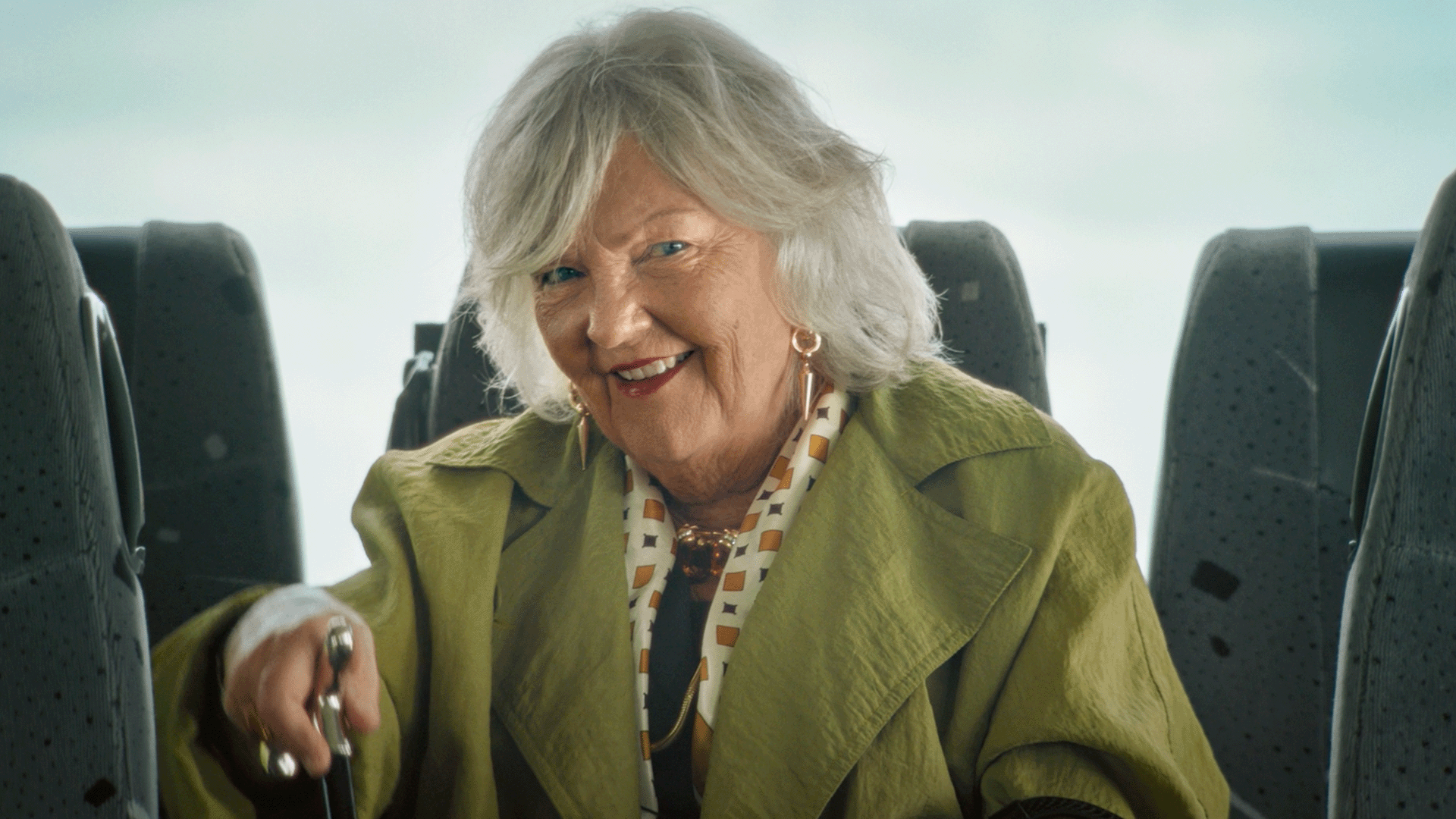 Äldre dam ombord på buss BQ_landningssida_Rubrik4.png